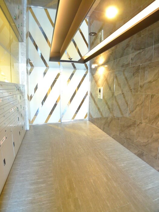 物件外観写真4　(エントランス部分)