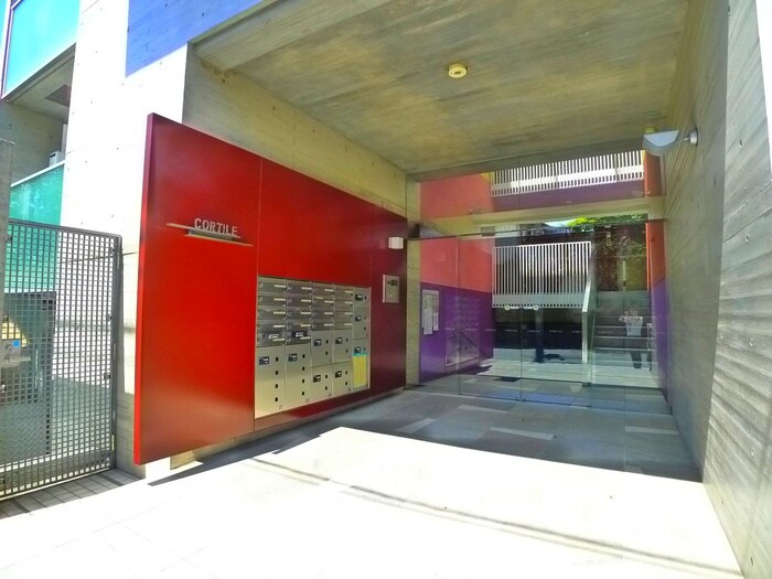 物件外観写真3　(エントランス部分)