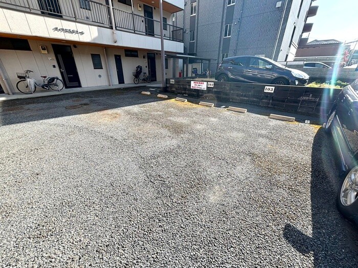 物件外観写真5　(駐車場)