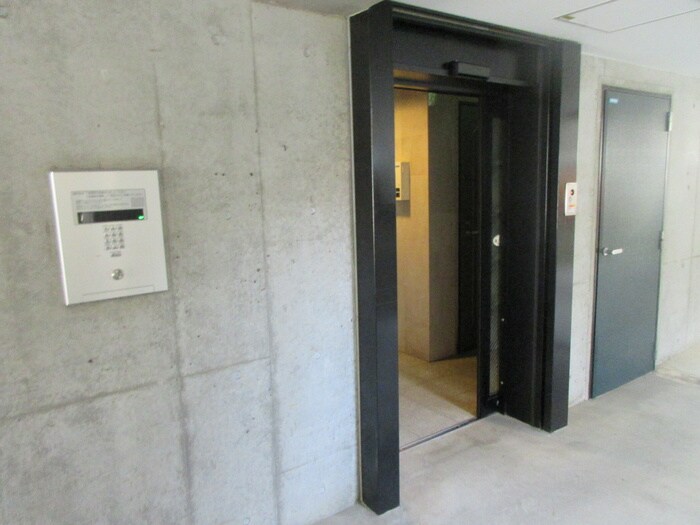 物件外観写真5　(エントランス部分)