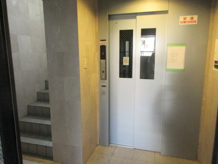 物件外観写真6　(エントランス部分)