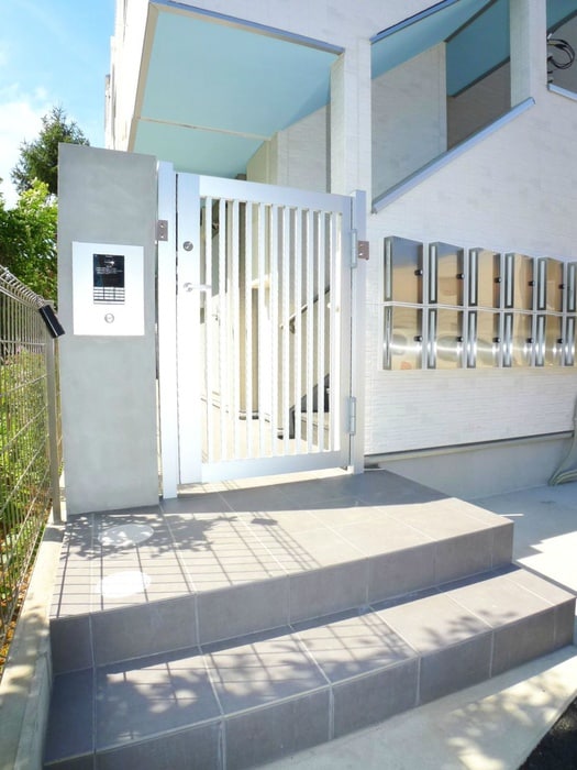 物件外観写真3　(エントランス部分)