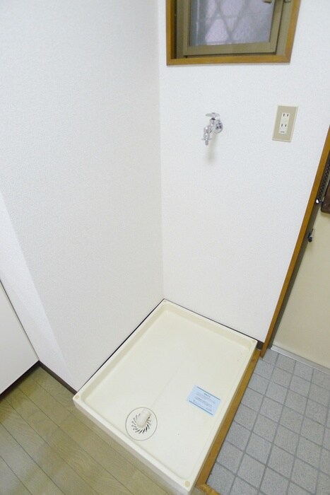 物件内観写真10　(洗濯機置場)