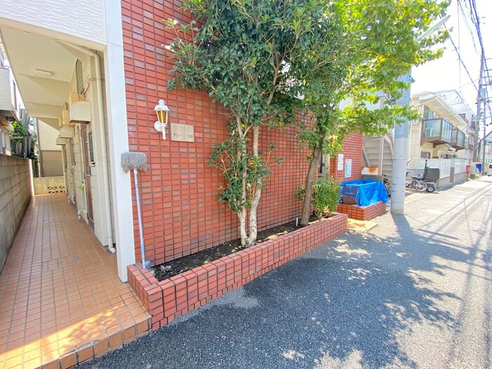 物件外観写真4　(エントランス部分)