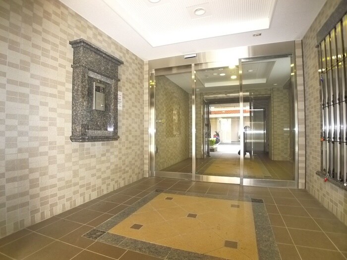 物件外観写真6　(エントランス部分)