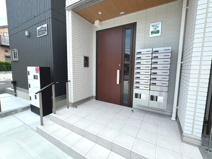 物件外観写真2　(エントランス部分)