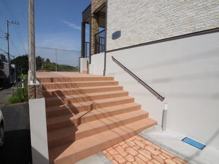 物件外観写真2　(エントランス部分)