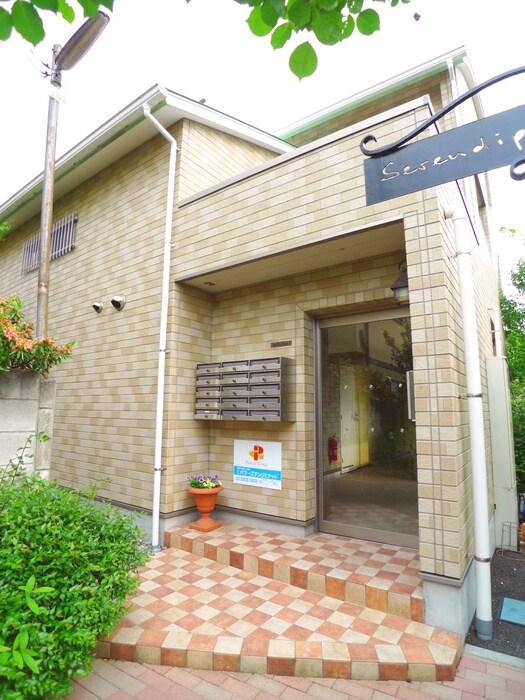 物件外観写真2　(エントランス部分)