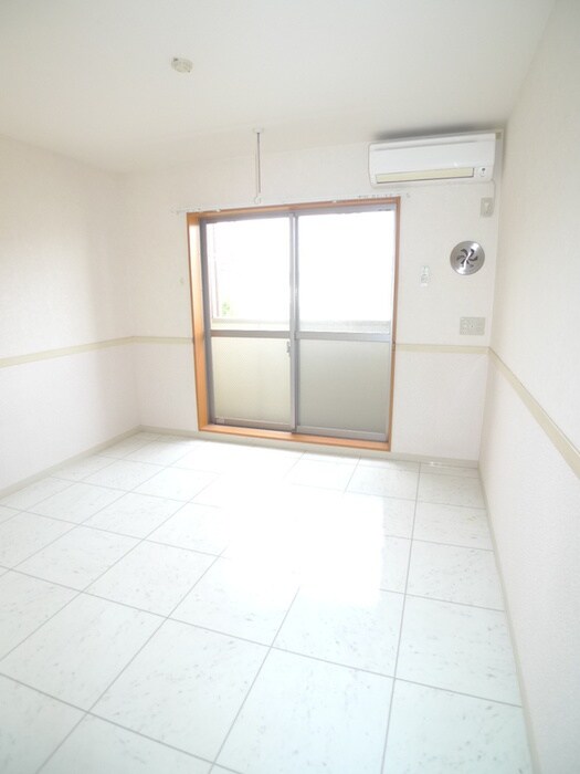 物件内観写真5　(室内からの展望)