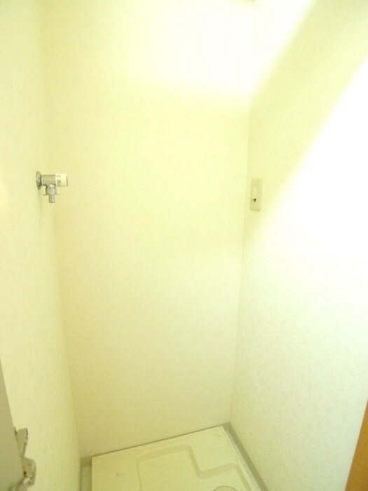 物件内観写真16　(洗濯機置場)