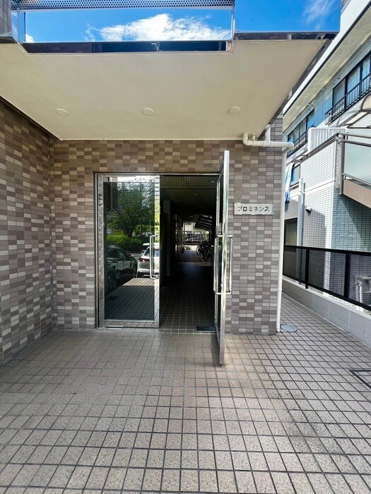 物件外観写真3　(エントランス部分)