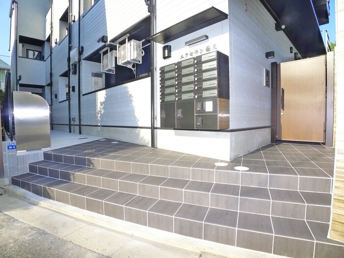 物件外観写真3　(エントランス部分)