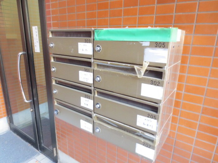 物件外観写真6　(エントランス部分)