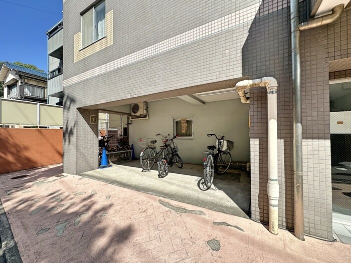 物件外観写真5　(駐輪場)