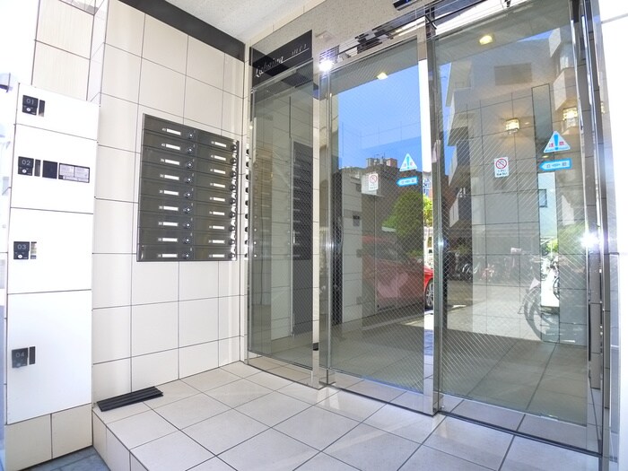 物件外観写真2　(エントランス部分)