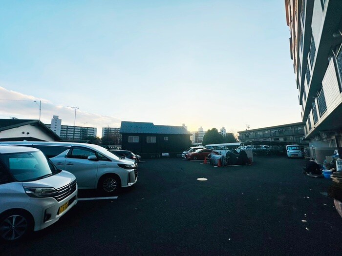 物件外観写真4　(駐車場)