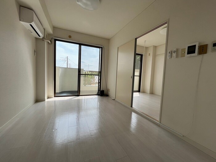 物件内観写真4　(室内からの展望)