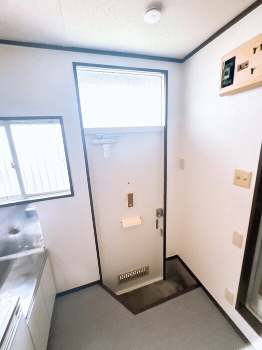 物件内観写真7　(玄関)