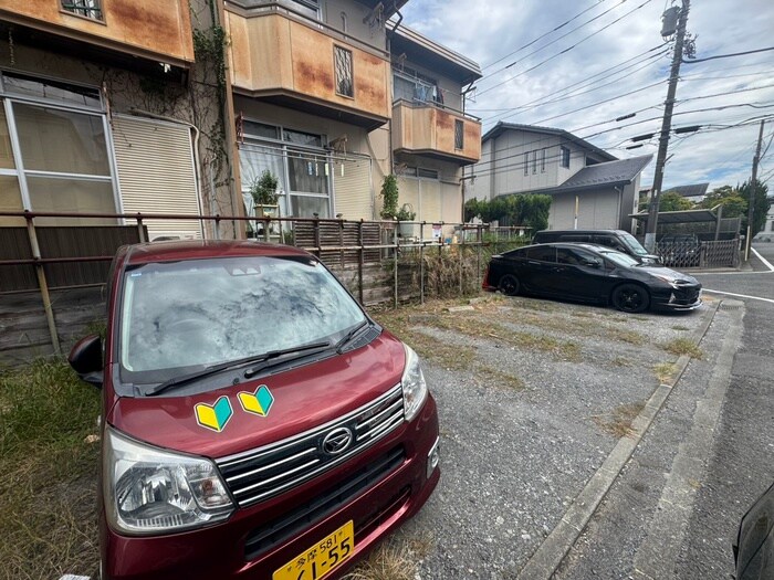 物件外観写真5　(駐車場)