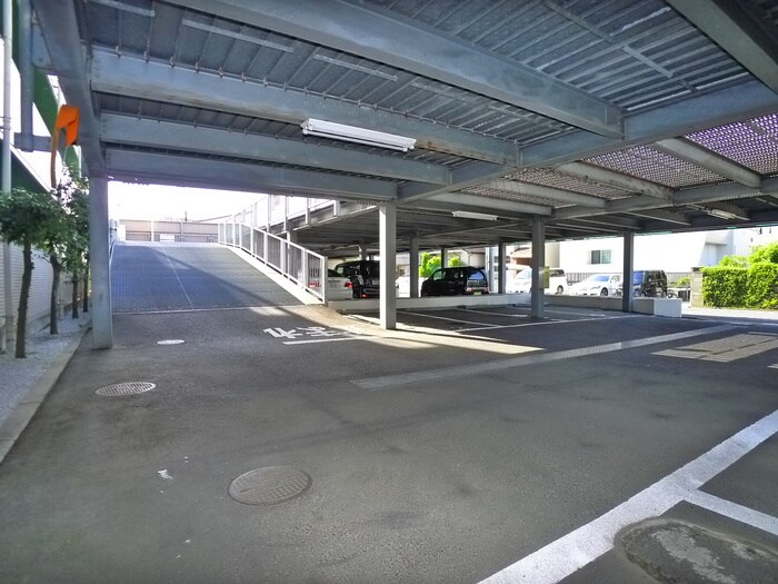物件外観写真6　(駐車場)