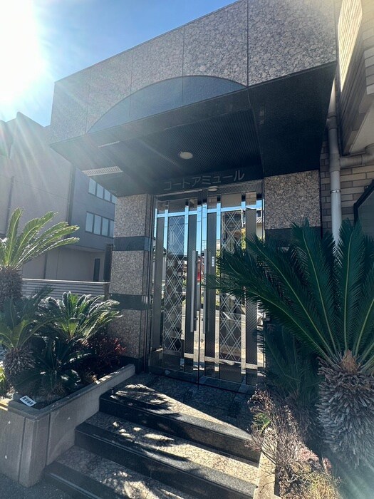 物件外観写真3　(エントランス部分)