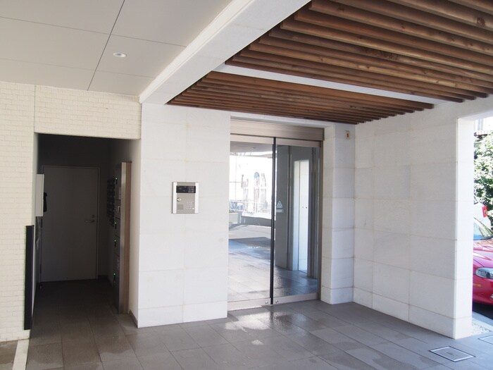 物件外観写真2　(エントランス部分)