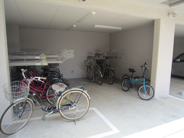 物件外観写真4　(駐輪場)