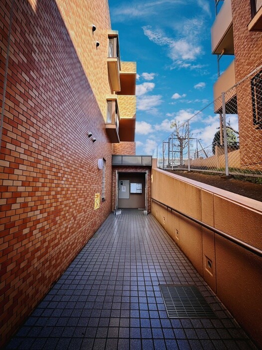 物件外観写真3　(エントランス部分)