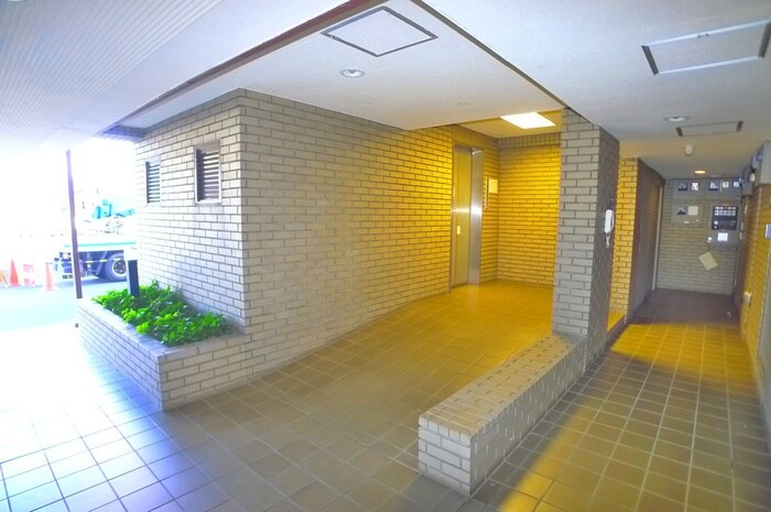 物件外観写真2　(エントランス部分)