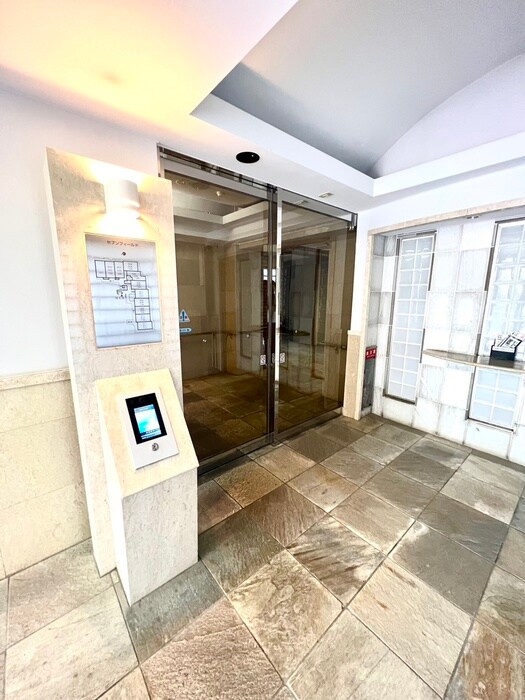 物件外観写真2　(エントランス部分)