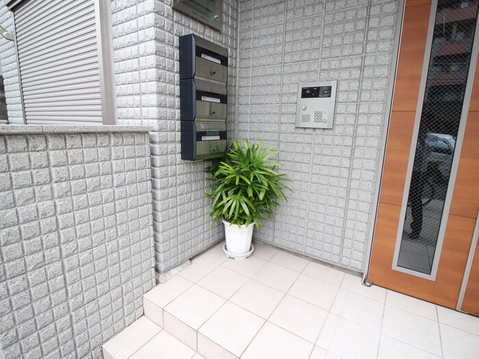 物件外観写真2　(エントランス部分)