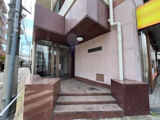 物件外観写真3　(エントランス部分)