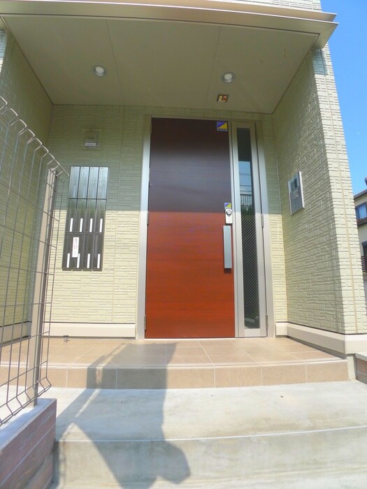 物件外観写真3　(エントランス部分)