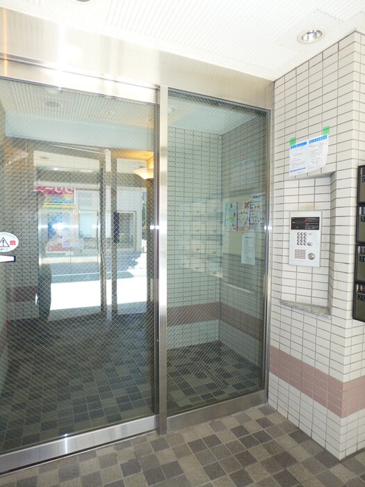 物件外観写真3　(エントランス部分)