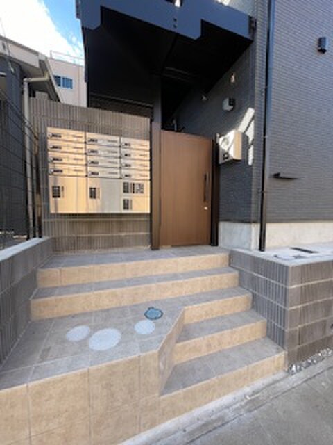 物件外観写真3　(エントランス部分)