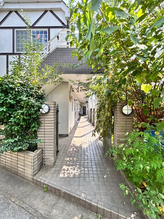 物件外観写真6　(エントランス部分)