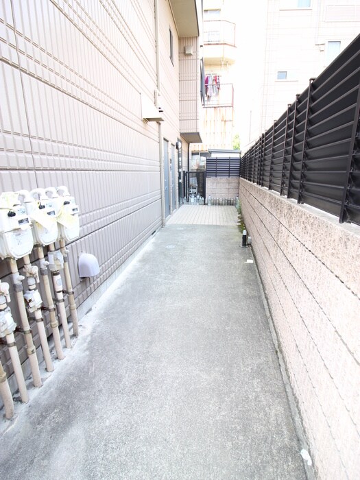 物件外観写真3　(エントランス部分)