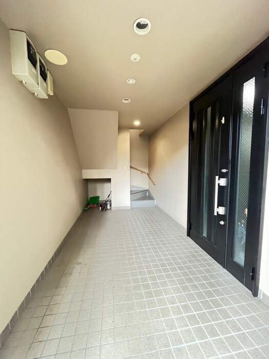 物件外観写真5　(エントランス部分)