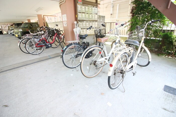 物件外観写真4　(駐輪場)
