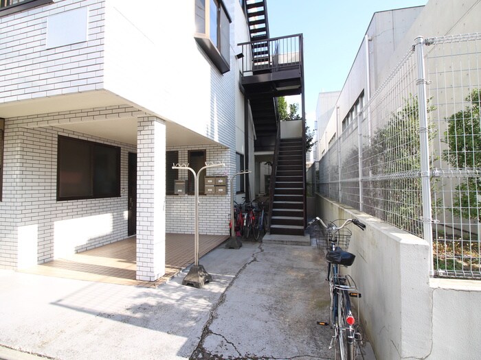 物件外観写真3　(エントランス部分)