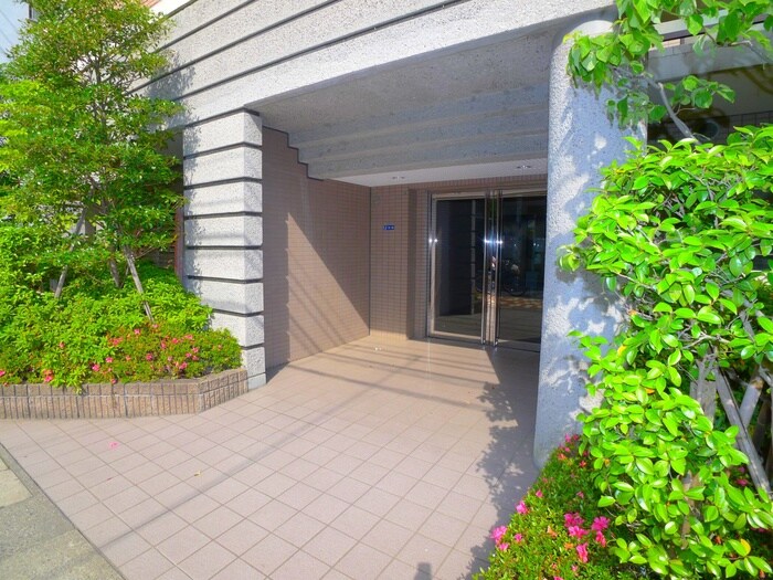 物件外観写真3　(エントランス部分)