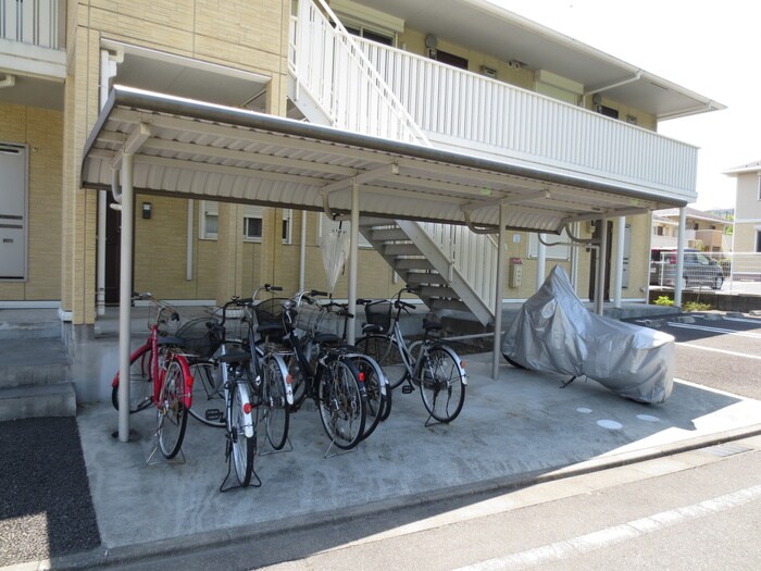物件外観写真4　(駐輪場)