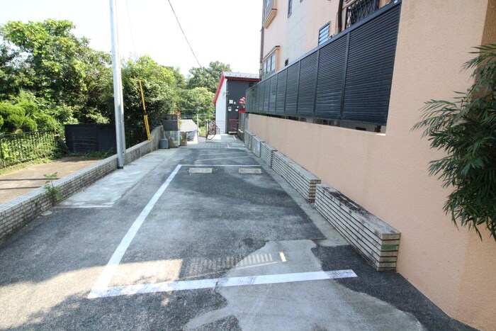 物件外観写真4　(駐車場)
