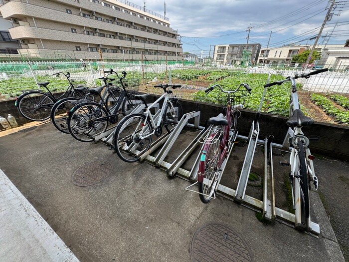 物件外観写真4　(駐輪場)