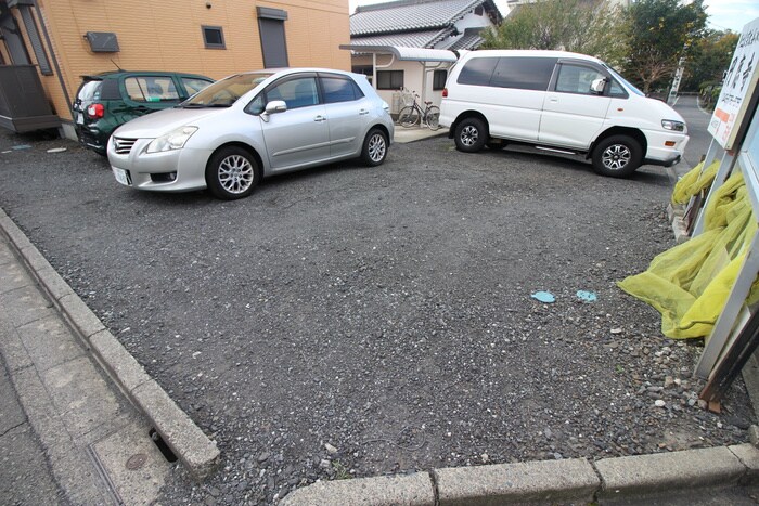 物件外観写真4　(駐車場)