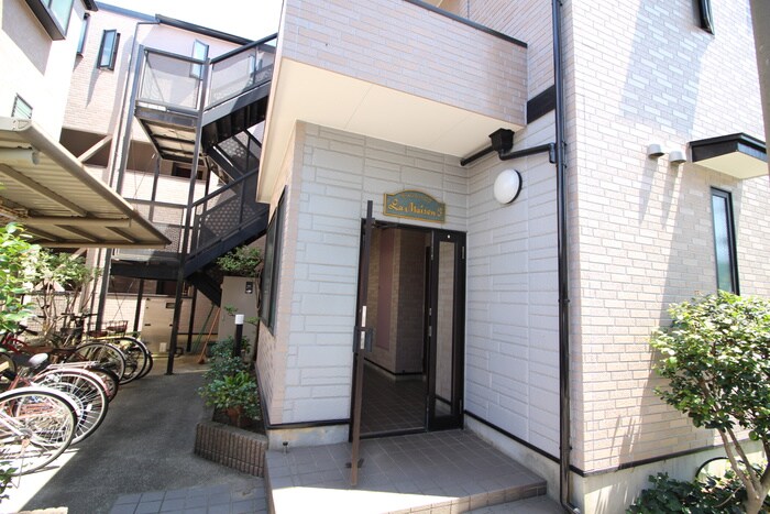 物件外観写真2　(エントランス部分)