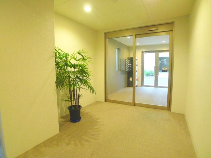 物件外観写真2　(エントランス部分)