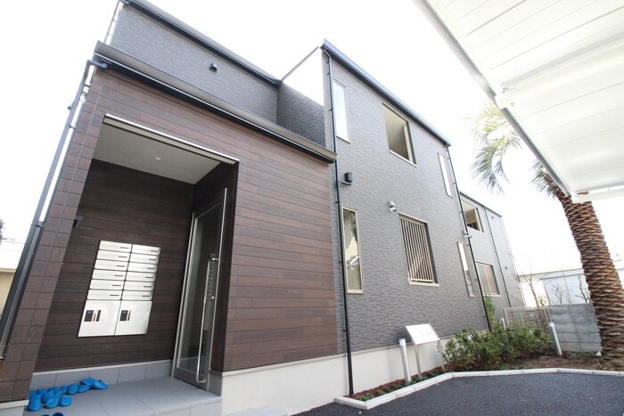 物件外観写真2　(エントランス部分)