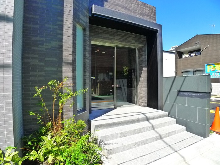 物件外観写真2　(エントランス部分)