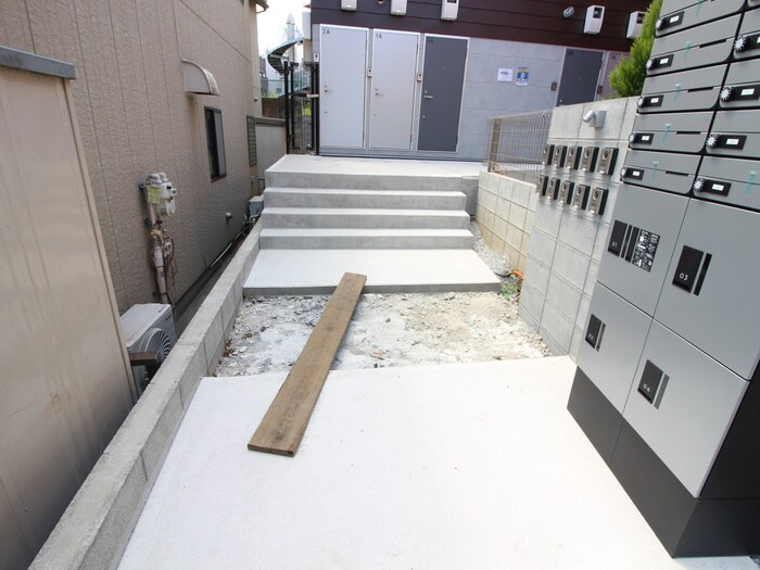 物件外観写真2　(エントランス部分)